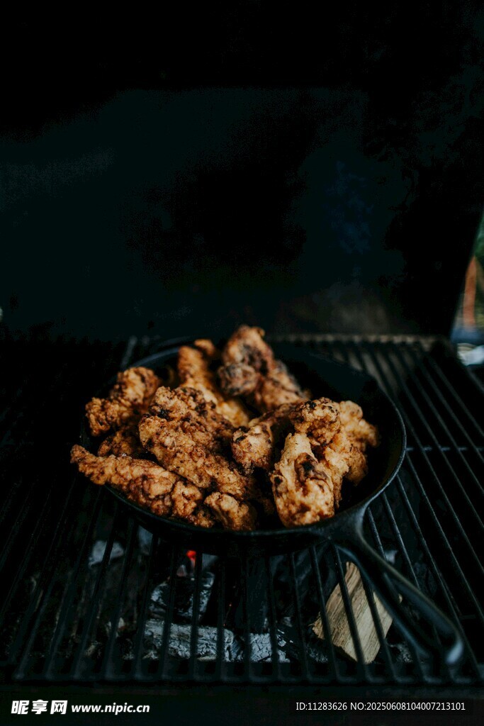 戶外燒烤架上的美味烤肉
