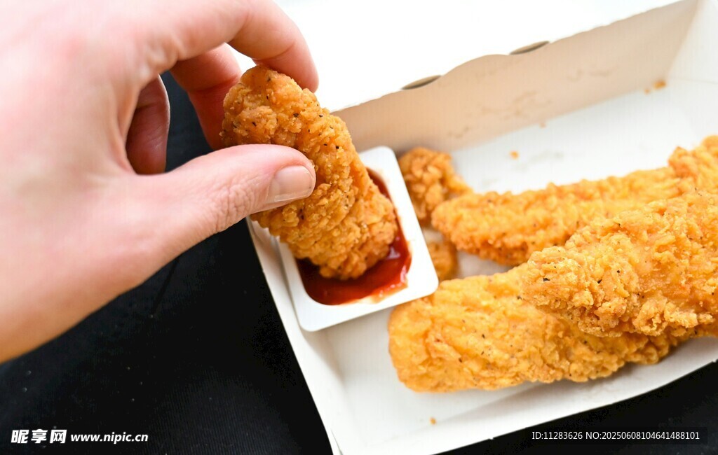 手拿美味香脆炸物