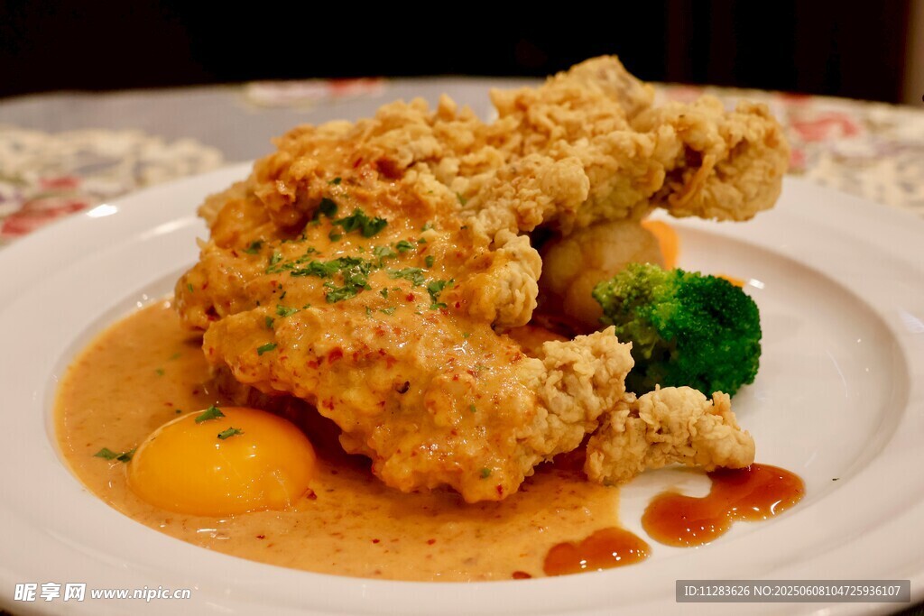香酥炸花椰菜配多彩配菜