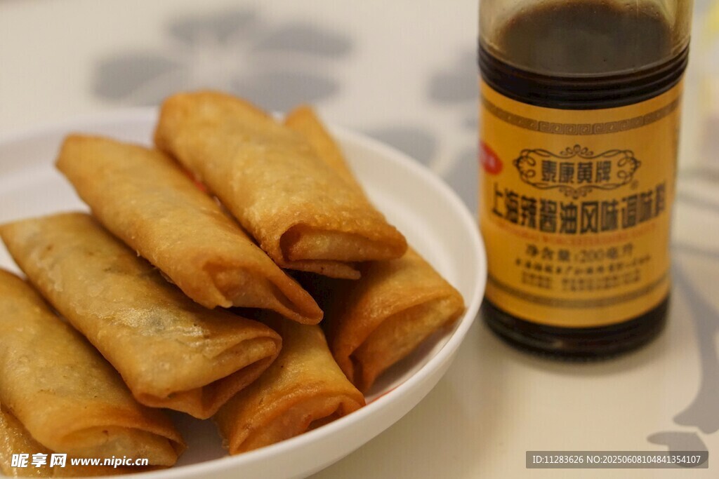 美味炸春卷配醬油