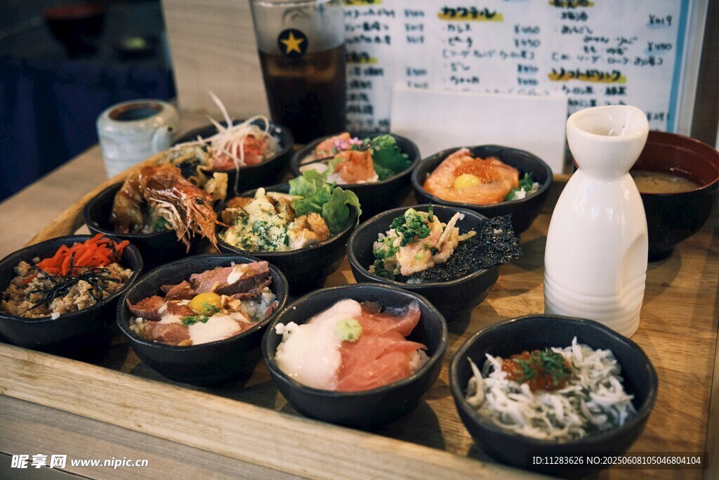 多樣日式美食擺放在桌
