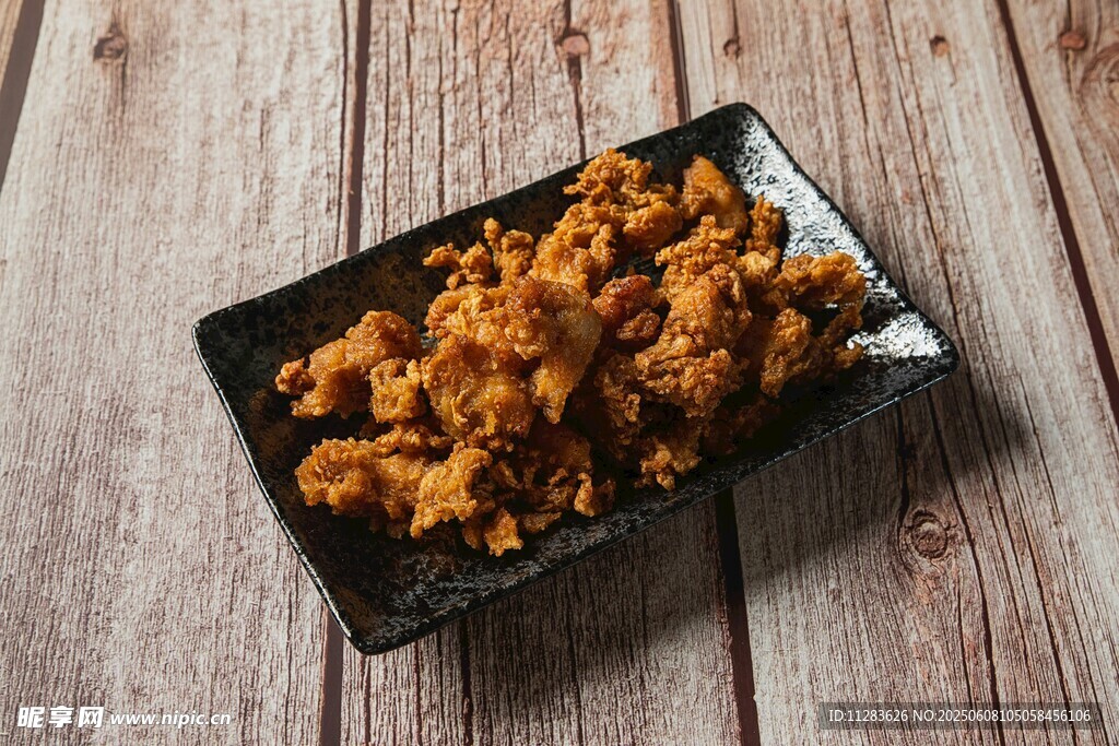 美味炸雞塊擺于黑色方盤