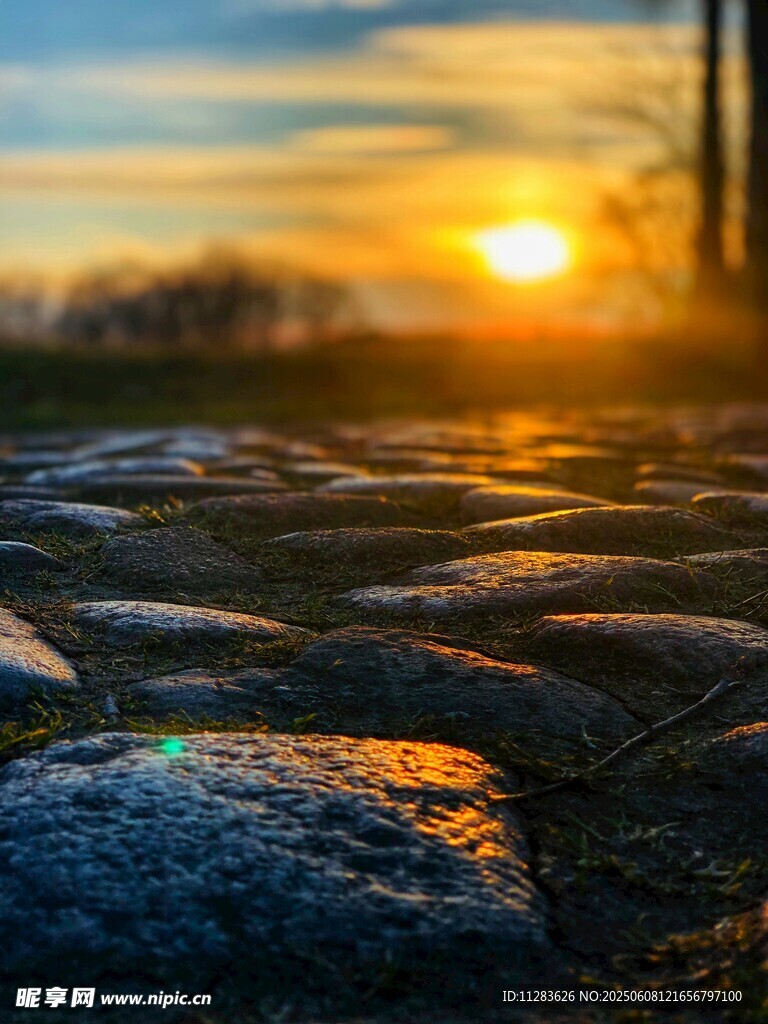 夕陽下的鵝卵石小路