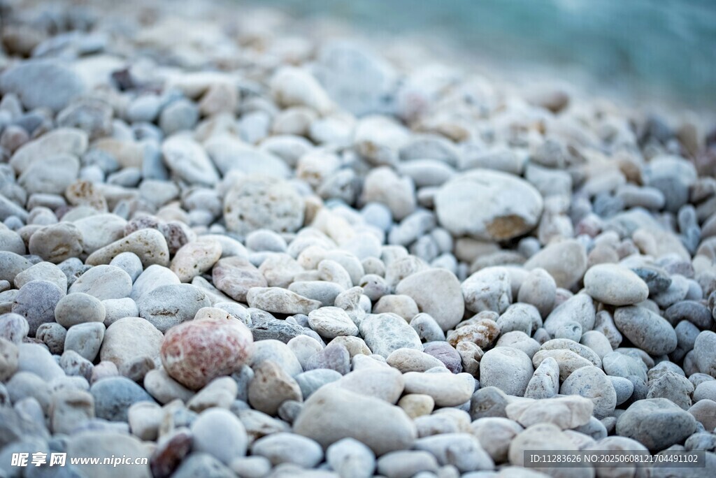 海邊細碎鵝卵石景觀