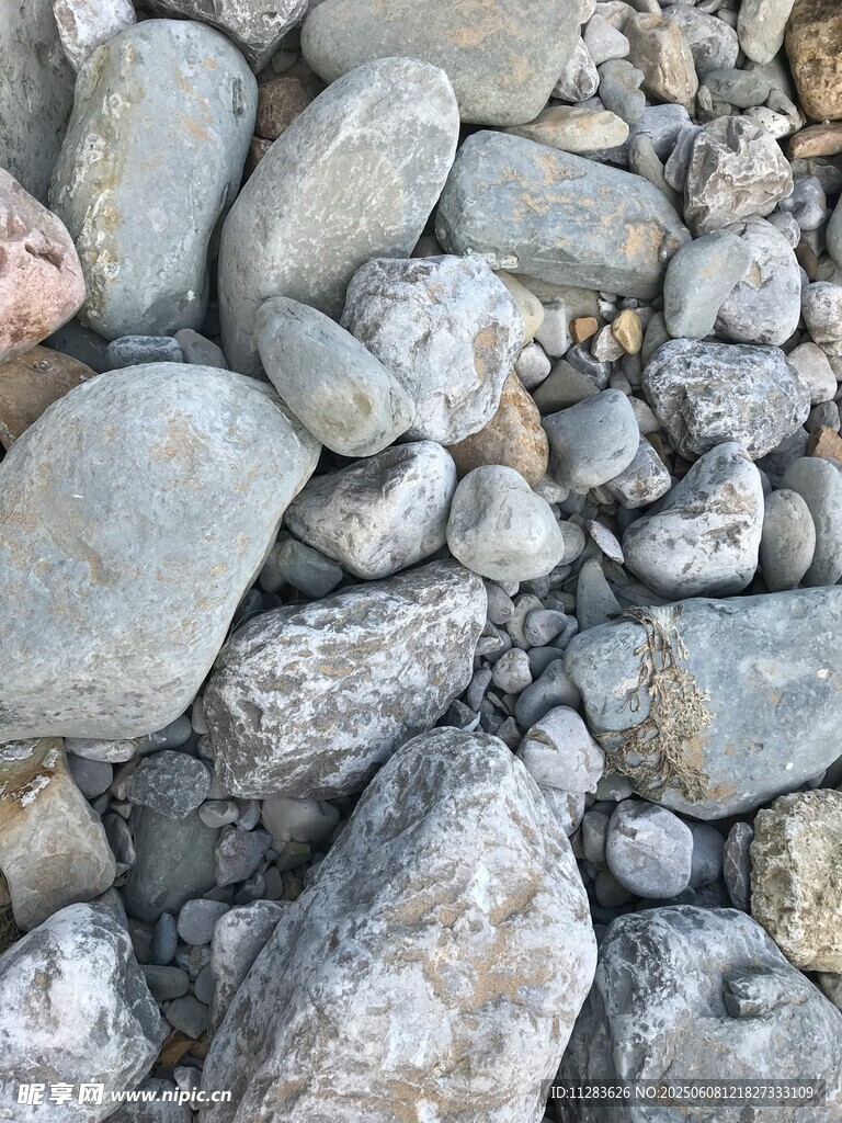 河邊碎石特寫