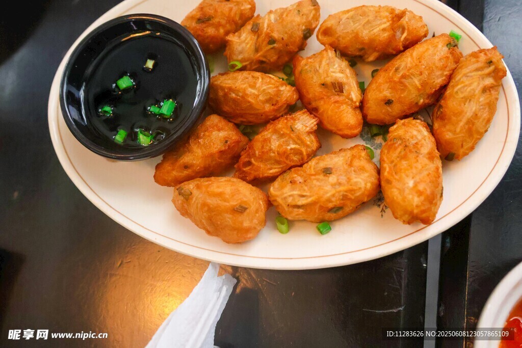 香酥炸物配蘸料
