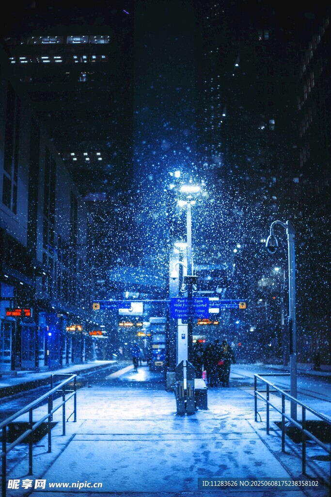 雪夜城市街道靜謐景象