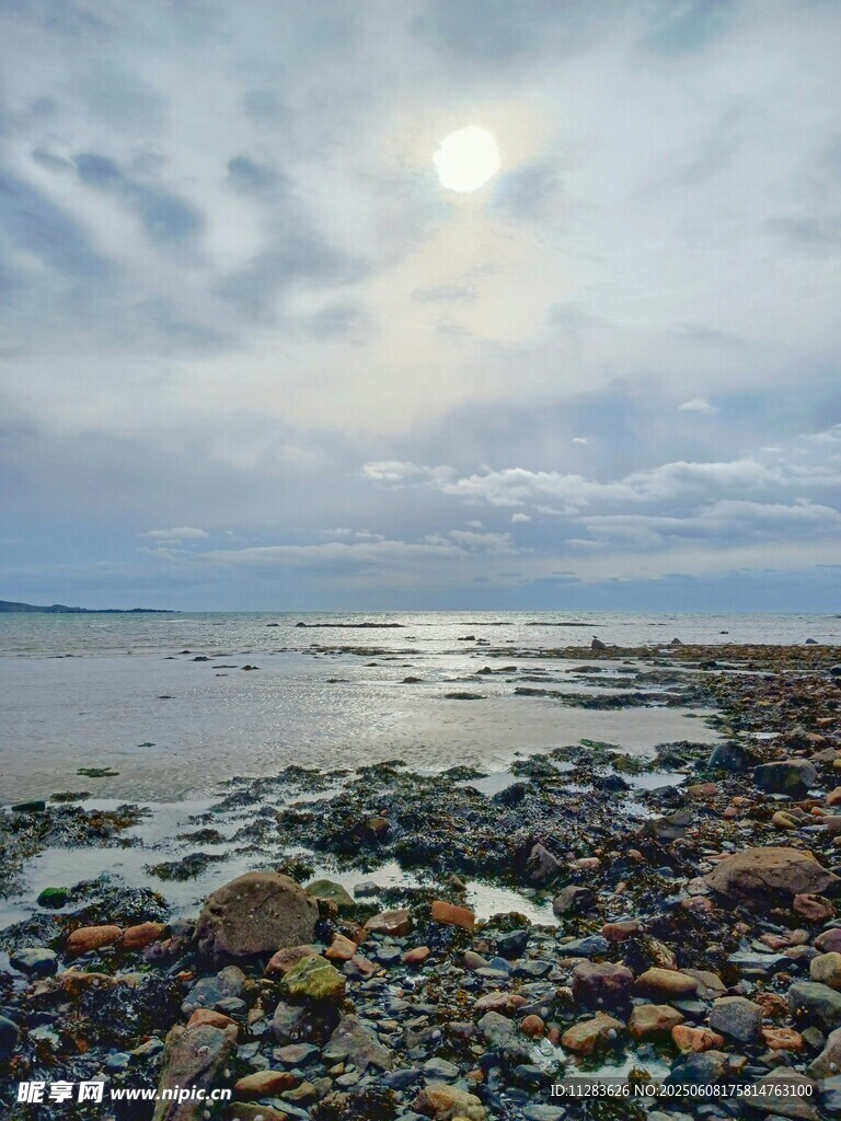 海邊礁石上的壯麗天空景觀