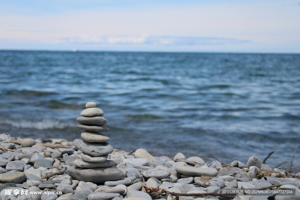 海邊石堆 靜謐平衡之景