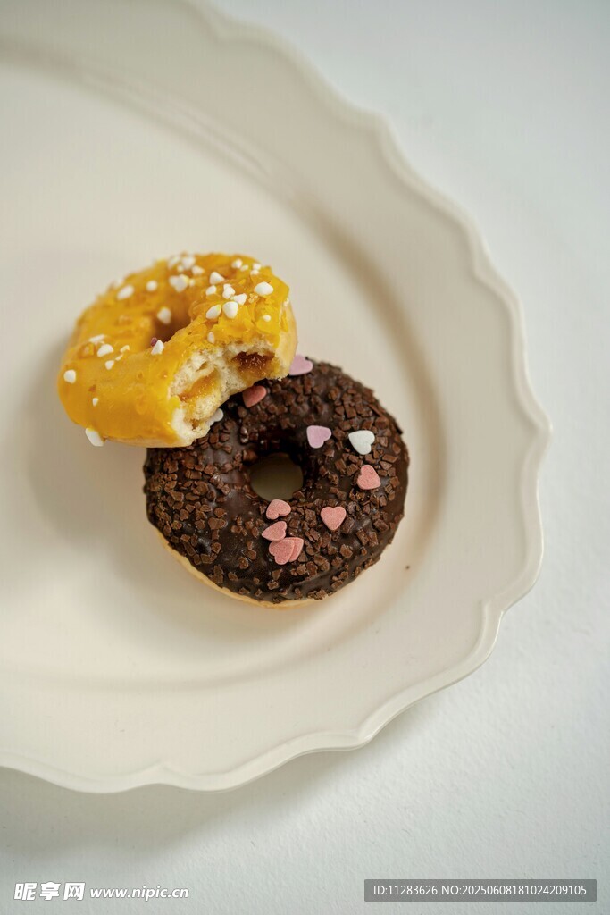盤子上的美味甜甜圈與餅干