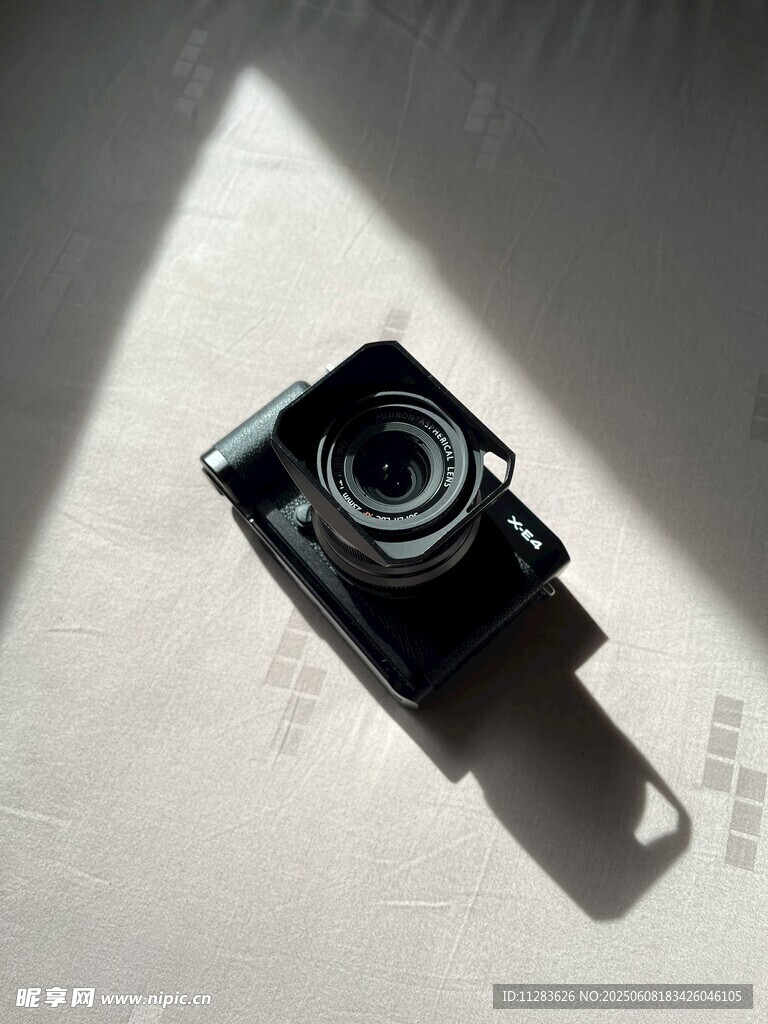 復古相機置于光影之下
