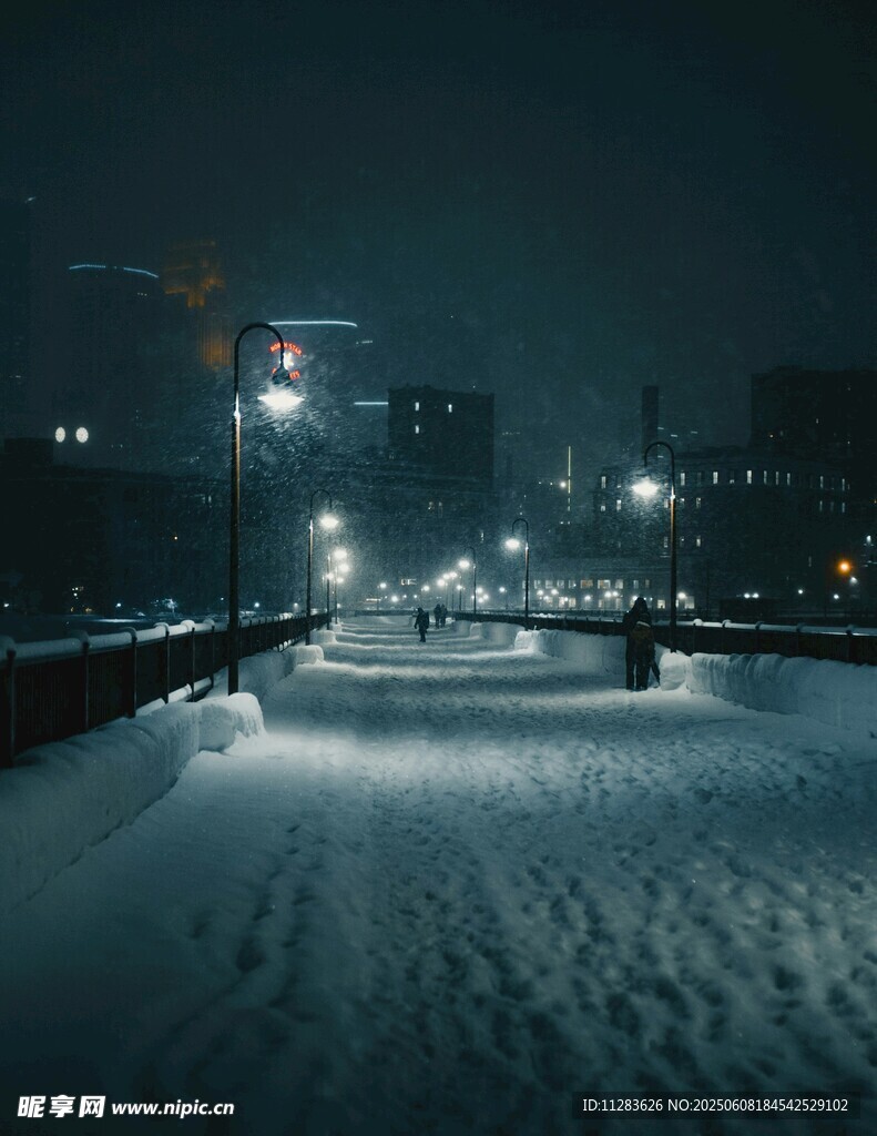 雪夜城市街道靜謐景象