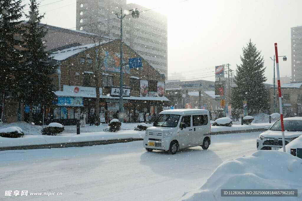 冬日城市雪景中的行駛車輛