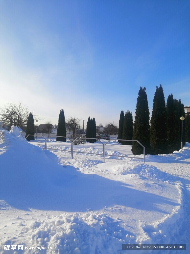 冬日雪覆墓地靜謐景象