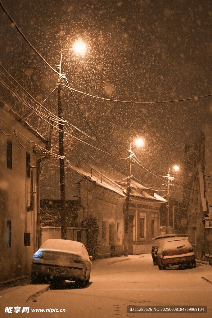 雪夜中的靜謐街道與車(chē)輛