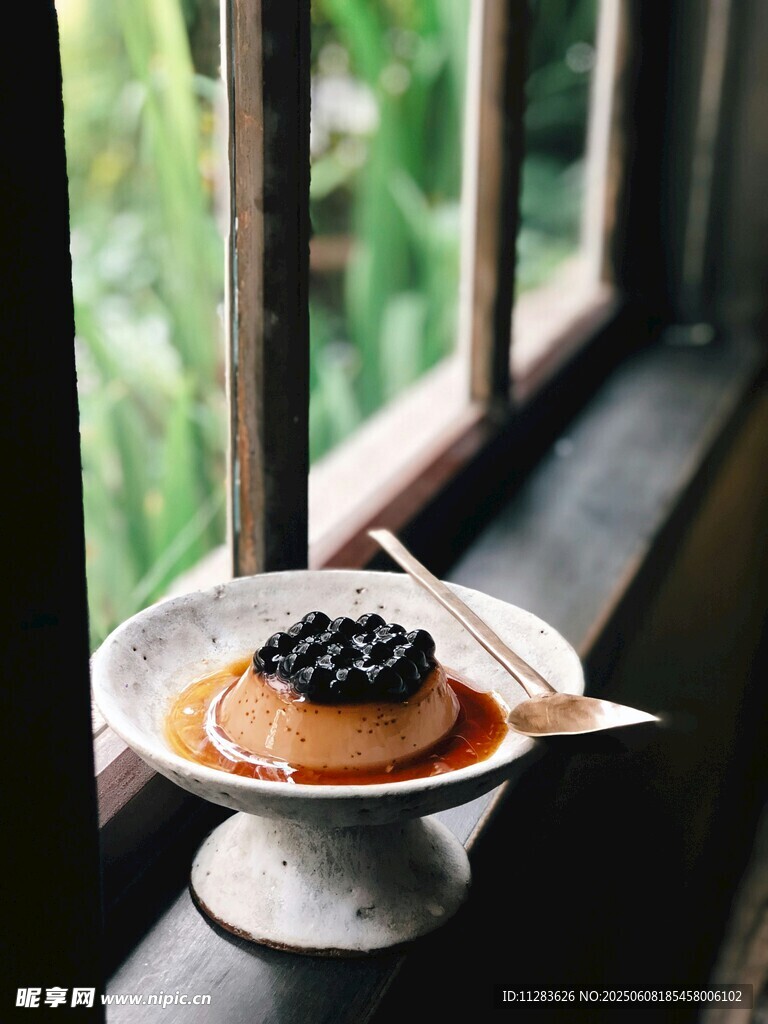 窗邊美味焦糖布丁配藍(lán)莓