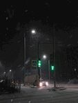 雪夜中的城市交通景象