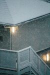 雪夜中的建筑與燈光