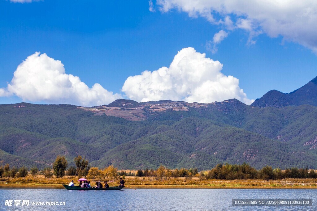 湖畔山水美景