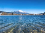 富士山下清澈湖水美景