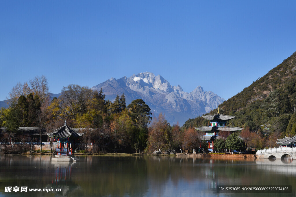 湖畔古景與遠(yuǎn)處雪山風(fēng)光