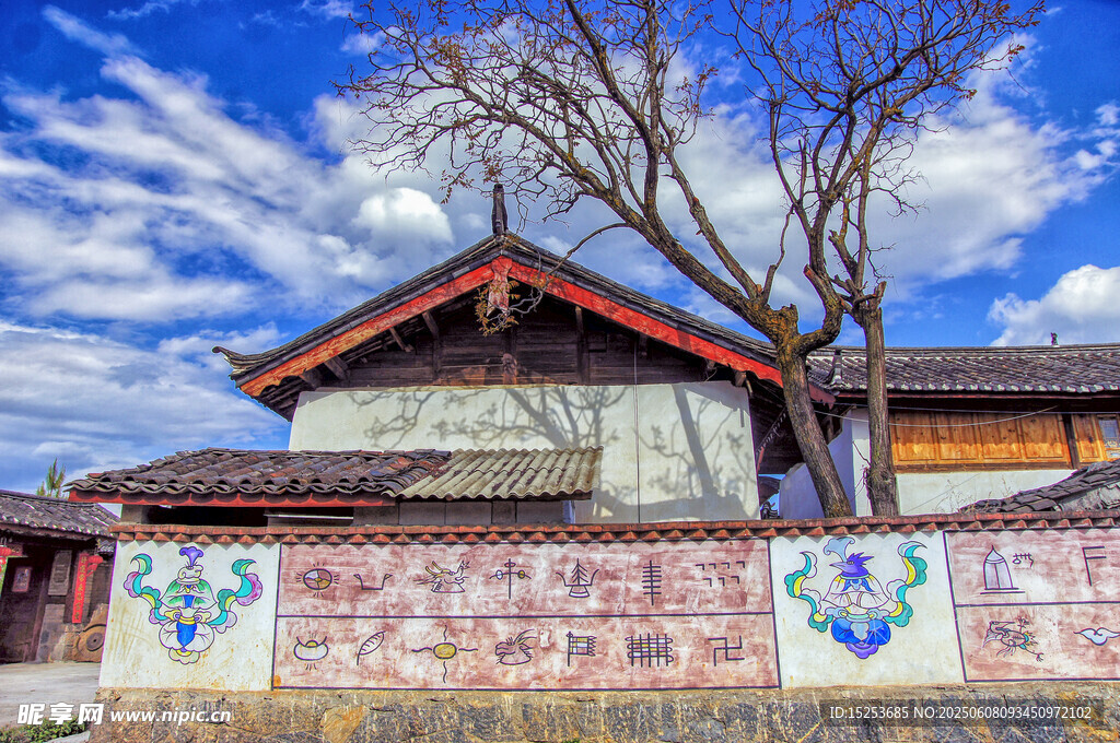 中式古建旁的多彩墻面
