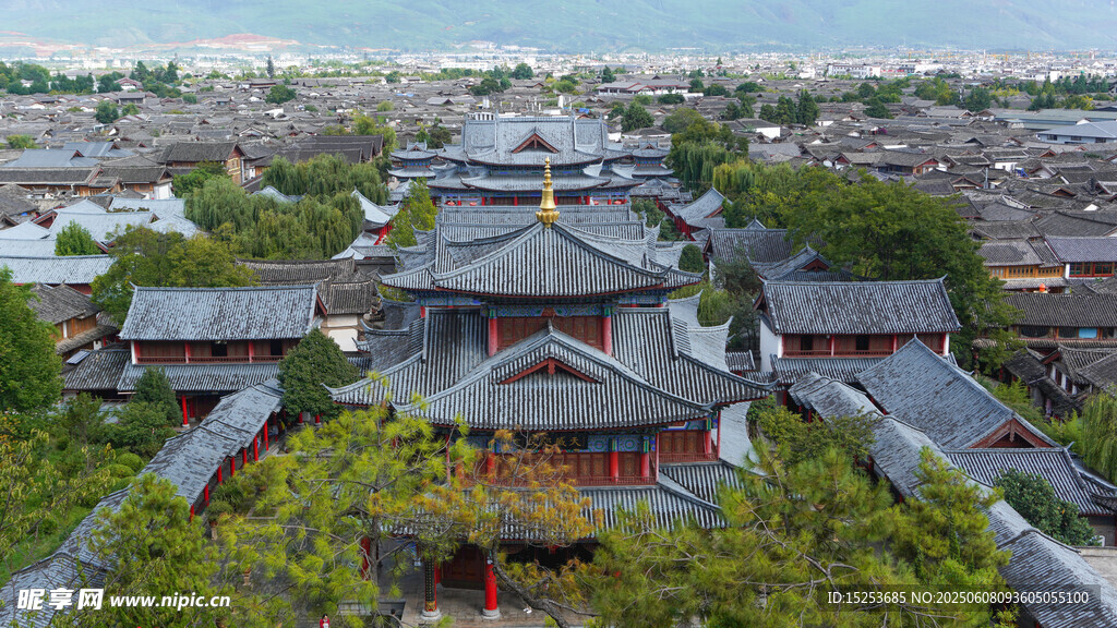 俯瞰中式古建筑群景觀