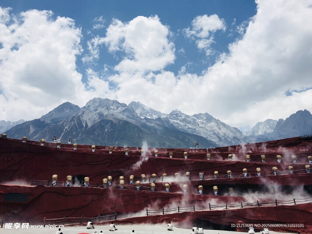 雪山下的壯美城鎮景觀