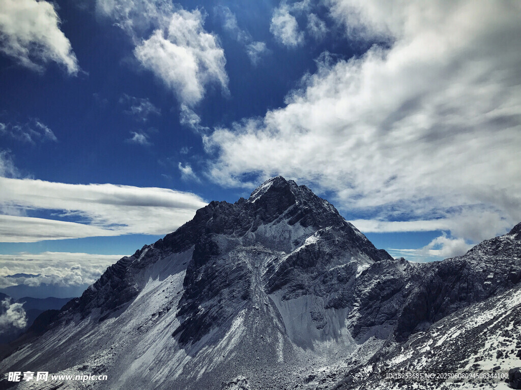 巍峨雪山映藍(lán)天