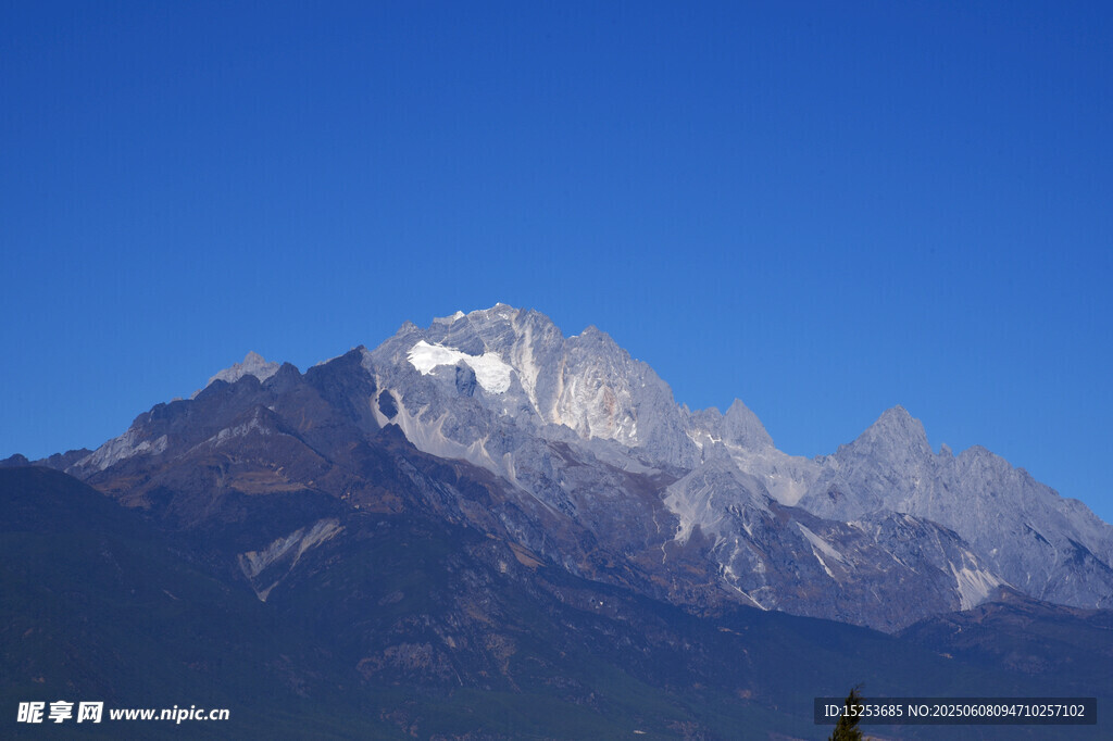 巍峨雪山藍天壯麗景觀