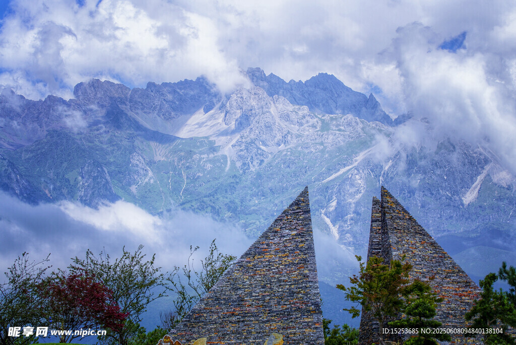 山間尖頂建筑與壯麗山景
