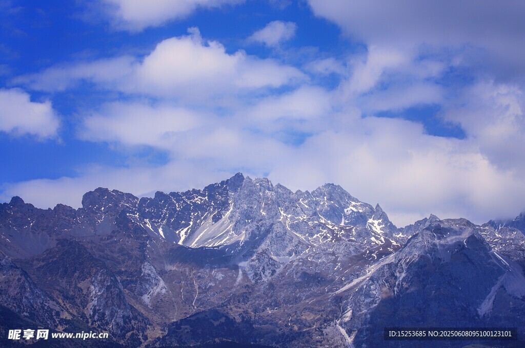 壯麗雪山藍(lán)天白云美景