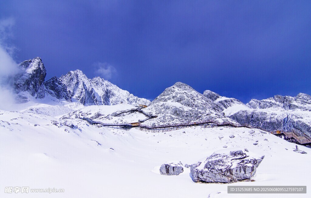 雪山風(fēng)景下的車輛