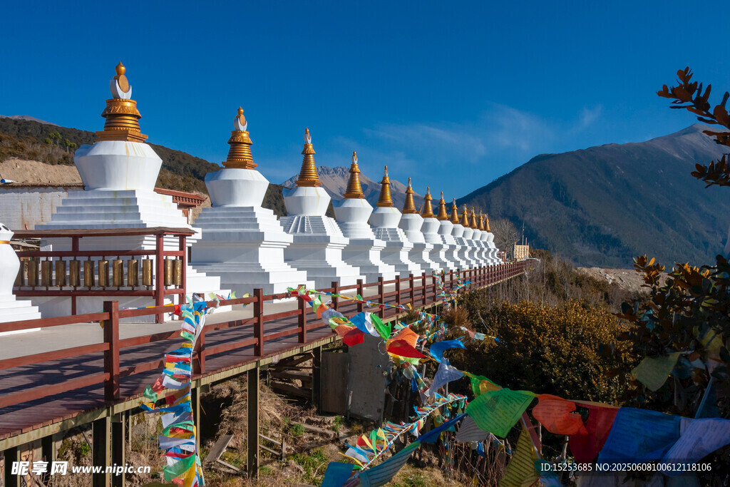 藏區白塔與五彩經幡景觀