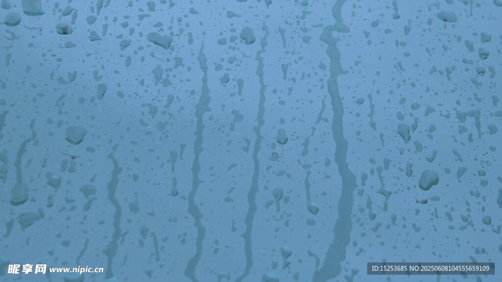 玻璃上的雨滴