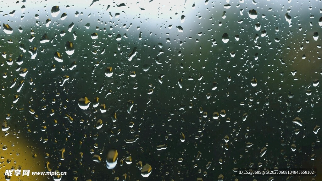 窗上雨滴 朦朧景致