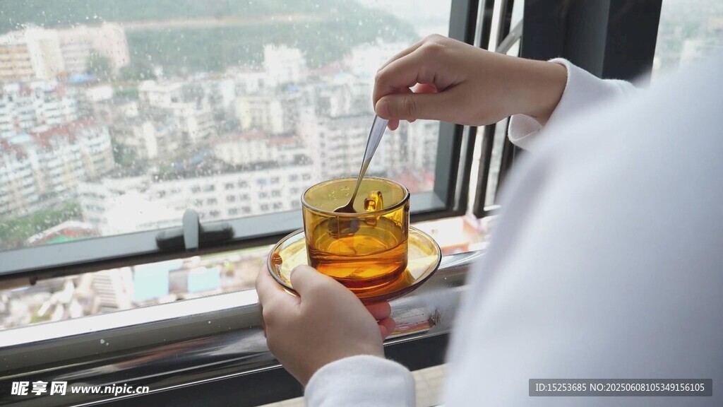 窗邊手持飲品愜意時刻
