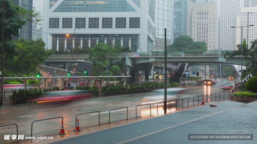 城市雨中街道朦朧景象