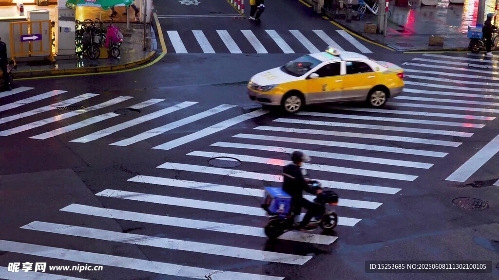 城市路口的車輛與行人