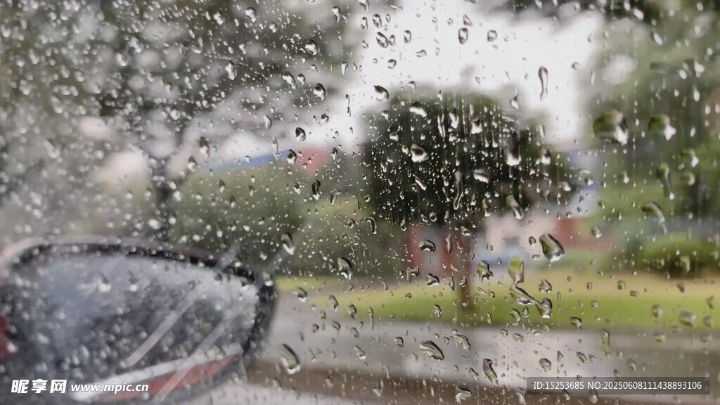 雨中車窗視角的朦朧景致