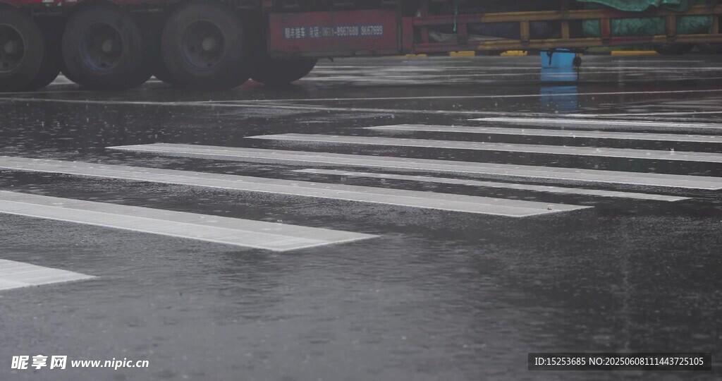 雨中斑馬線