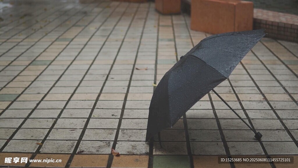雨中倒地的黑色折疊傘