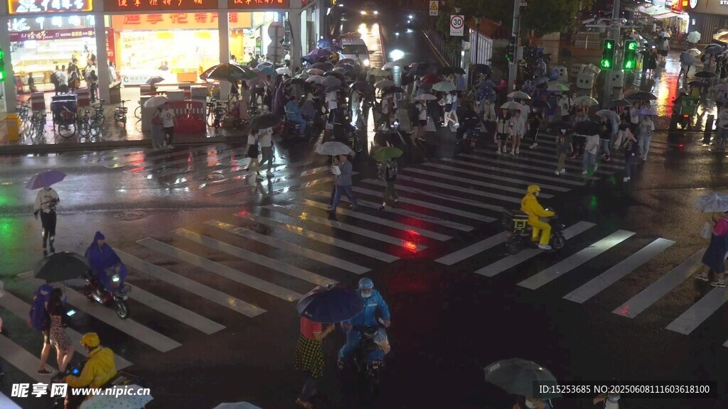 夜晚城市街道行人景象