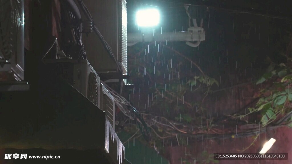 雨夜中燈光下的戶(hù)外景象