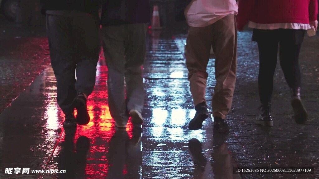 雨夜行人的光影足跡