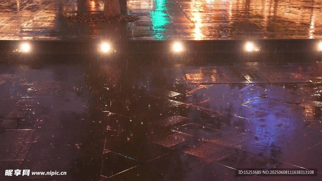 雨夜地面燈光映照景象