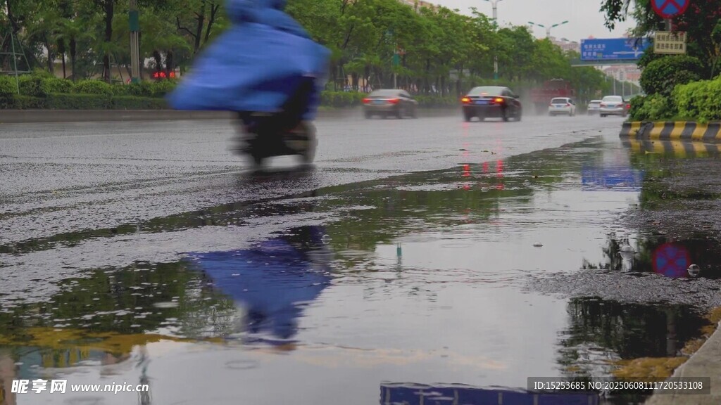 雨中騎行者與積水倒影