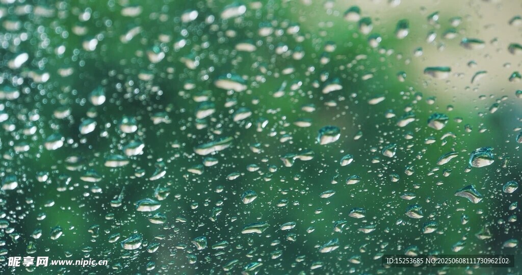 玻璃上的晶瑩雨滴