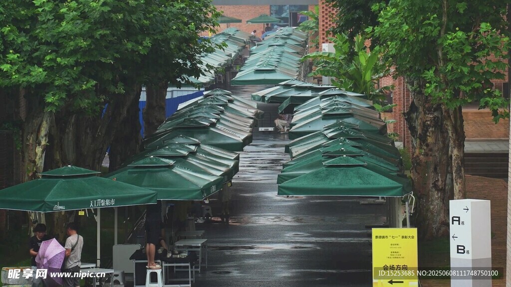 雨中街道的綠色遮陽(yáng)傘