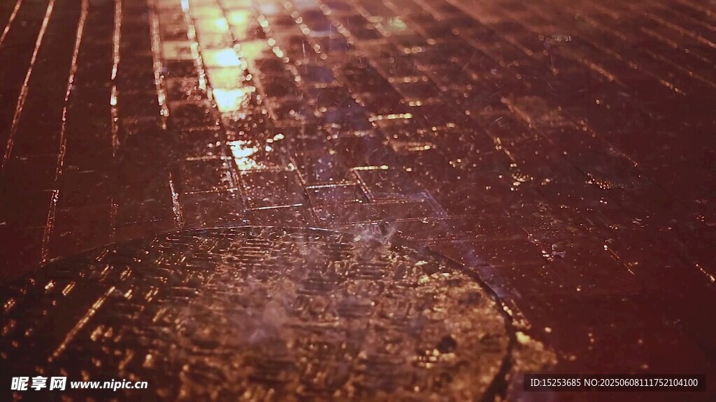 雨后反光的磚石地面